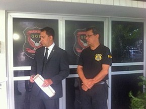  Luiz Andrey, do GOE, e o delegado Manoel Martins, de Boa Viagem, divulgam balanço parcial (Foto: Cacyone Gomes/TV Globo)