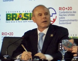 O ministro da Fazenda, Guido Mantega, fala à imprensa durante a Rio+20 (Foto: Lilian Quaino/G1)