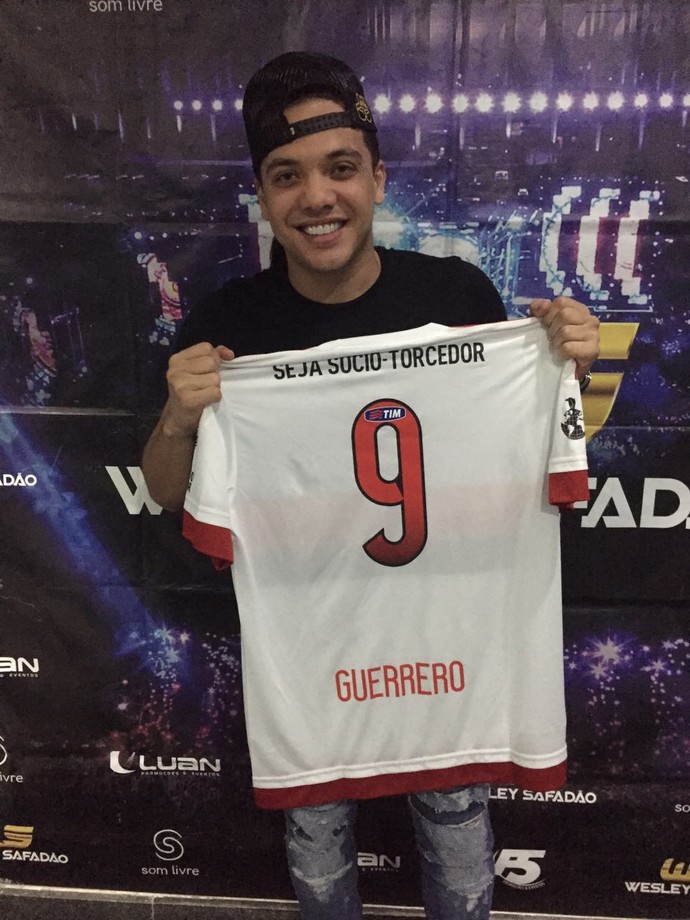 Wesley Safadão foi presenteado por Guerrero antes de show no Rio de Janeiro (Foto: Divulgação)