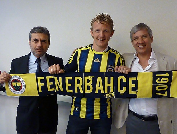 Kuyt posa com a camisa do Fenerbahçe (Foto: Divulgação)