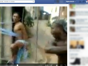 Vídeo mostra um dos agressores. (Foto: Reprodução / Facebook)