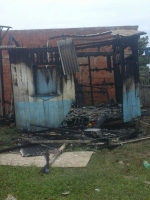 Mãe diz que perdeu tudo após fogo consumir a casa onde morava (Foto: Arquivo pessoal)