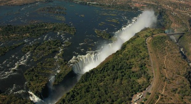 Victoria Falls, o paredão d' água que divide Zimbábue e Zâmbia (Foto: Reprodução/ Flickr)