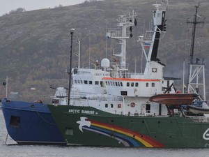 O navio Arctic Sunrise, do Greenpeace, é escoltado pela guarda costeira russa na Baía de Kola, perto da base de Severomorsk. A Rússia entrou com um processo acusando a ONG de pirataria depois que membros tentaram invadir uma plataforma de petróleo. (Foto: Efrem Lukatsky/AP)