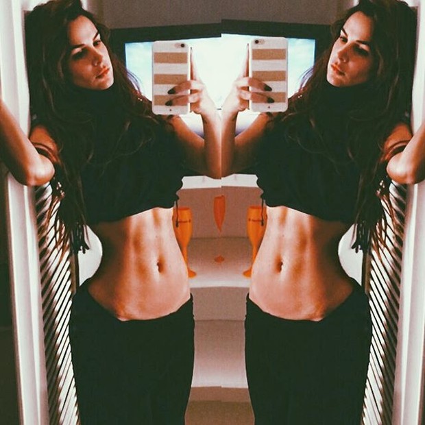 Robertha Portella posa com a barriga à mostra para selfie (Foto: Instagram/ Reprodução)