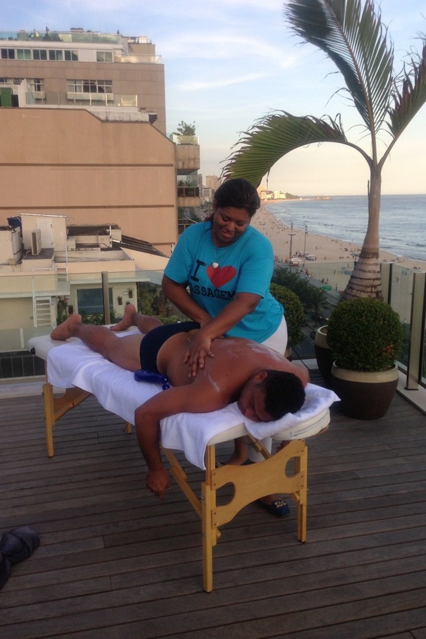 Ronaldo fazendo massagem (Foto: Divulgação)