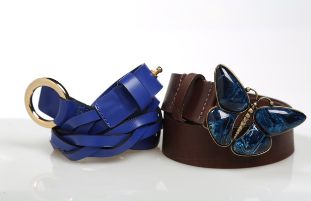 Cinto marrom com fivela de borboleta da Hackamore (R$ 272,00) e azul trançado da Looxx (R$ 92) (FOTO: Paula Giolito) Cinto marrom com fivela de borboleta da Hackamore (R$ 272,00) e azul trançado da Looxx (R$ 92) (FOTO: Paula Giolito)