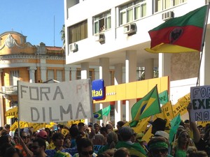 Manifestantes pedem impeachment da presidente Dilma Rouseff, em Bagé (Foto: Felipe Bastos/ RBSTV)