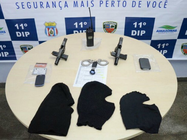 Pistolas, celulares e máscaras foram encontrados com os suspeitos  (Foto: Divulgação/Polícia Civil)