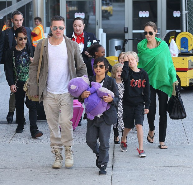 Brad Pitt e Angelina Jolie com os filhos (Foto: AKM-GSI Brasil)