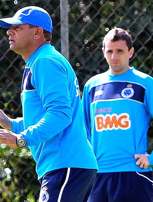 Celso Roth no treino do Cruzeiro (Foto: Denilton Dias / Vipcomm)