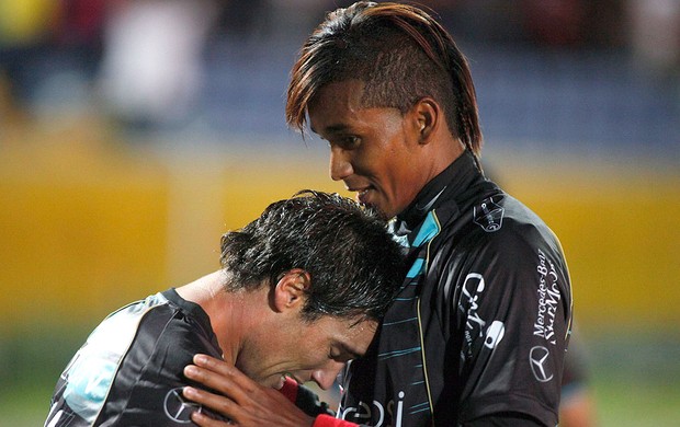 Alustiza e Martinez, Deportivo Quito x Universidad de Chile (Foto: Reuters)