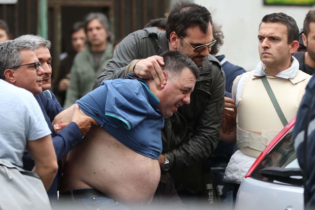 Suspeito de matar 4 pessoas  levado pela polcia (Foto: Cesare Abbate/ANSA via AP)