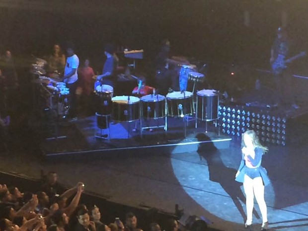 Marcelo toca percussão no show da mãe, Ivete Sangalo, no Rio (Foto: EGO)