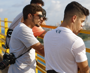 Caio Castro e amigos em ponte de Natal-RN (Foto: Sérgio Luiz / Divulgação Rota Inter TV)