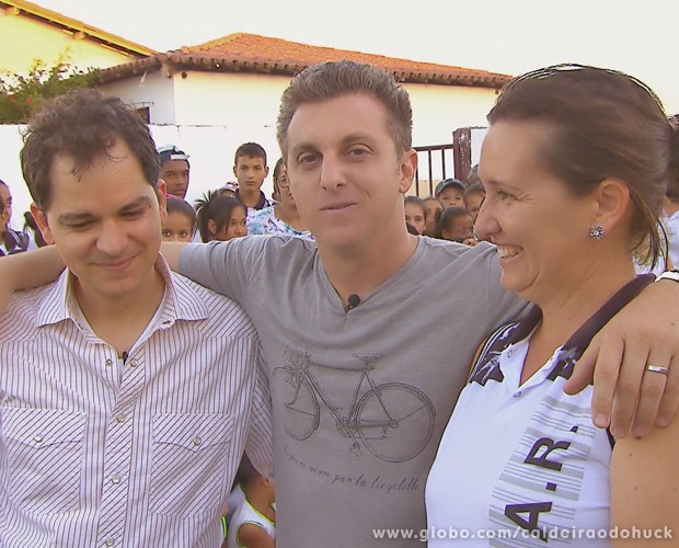 Carlos Saldanha, Luciaco Huck e diretora da escola em 
Ipoeirinha (Foto: Caldeirão do Huck/TV Globo)