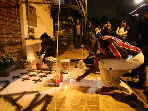 Zilda Maria de Paula, mãe de uma das vítimas da chacina, organizou o ato ecumênico para lembrar uma semana da série de ataques em Osasco e Barueri (Foto: Tiago Queiroz/Estadão Conteúdo)