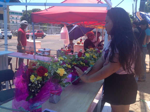 Lauren Barros apostou em venda de flores naturais em Macapá (Foto: Fabiana Figueiredo/G1)