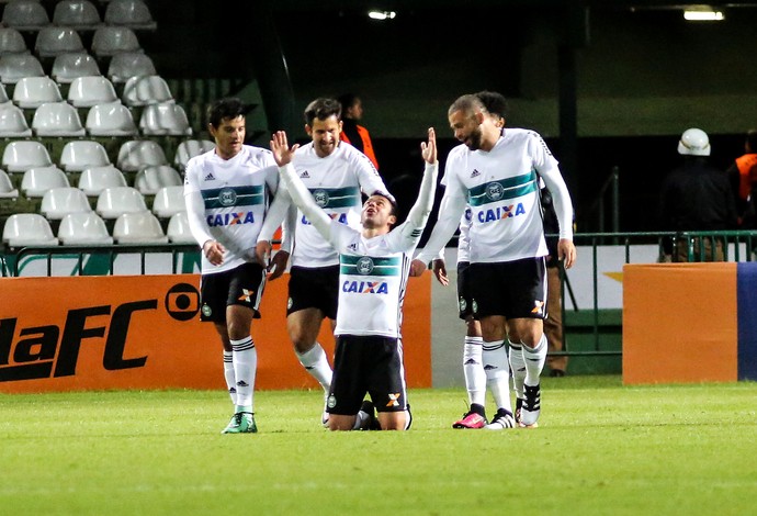 Resultado de imagem para Coritiba x figueirense 2016