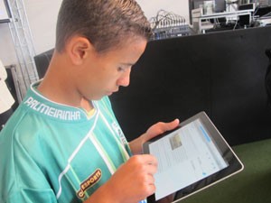 Menino usa internet Wi-Fi em tablet na favela Paraisópolis (Foto: Tatiana Santiago/ G1) Menino usa internet Wi-Fi em tablet na favela Paraisópolis (Foto: Tatiana Santiago/ G1)