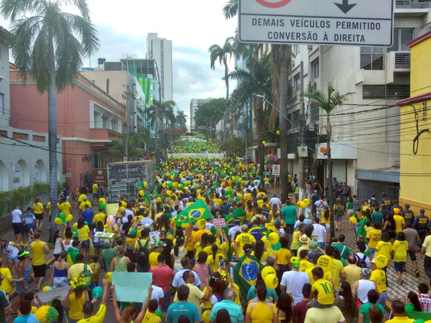 Manifestantes seguem pela Avenida Getúlio Vargas, em Cuiabá (Foto: Lislaine dos Anjos/ G1)