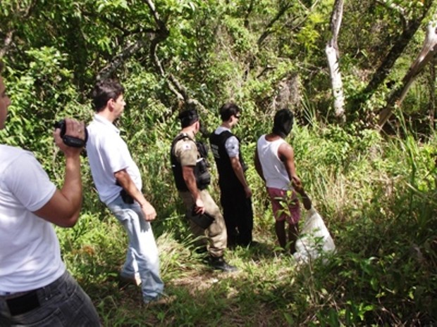 Suspeito mostra como levou corpo de menina para córrego. (Foto: Polícia Militar)