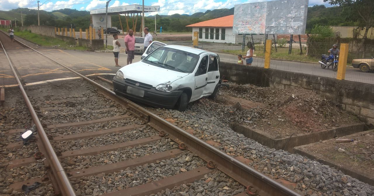 Carro é atingido por trem e deixa um ferido em Pinheiral, no Sul do RJ - Globo.com