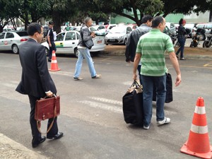 Agentes da PF deixam Ministério do Trabalho, em Brasília, onde cumpriram mandados de busca e apreensão na Operação Esopo (Foto: Luciana Amaral/G1)