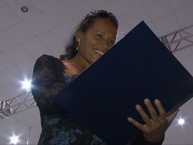 Renata toca, pela primeira vez, na Bíblia em Braille que ganhou de presente (Foto: Reprodução/TV Gazeta)