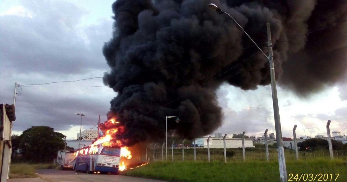 G1 - Ônibus fica destruído após incêndio no bairro Santa Rita, em ... - Globo.com