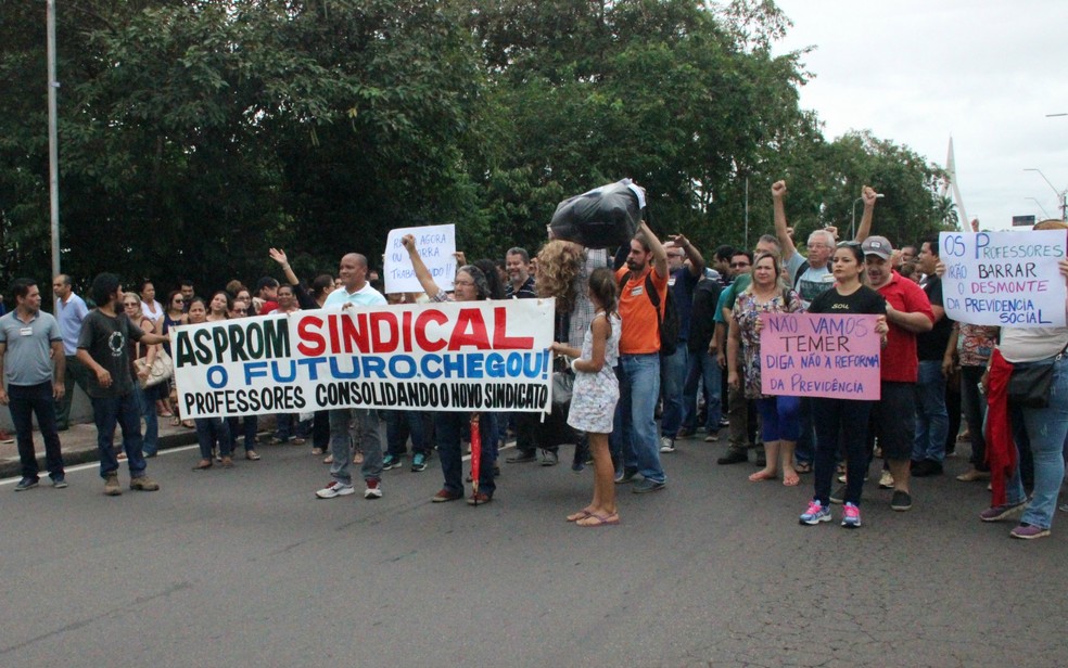 Professores ocuparam duas faixas da Avenida Brasil durante a manifestação em frente à Sede do Governo do Amazonas (Foto: Suelen Gonçalves/ G1 AM)