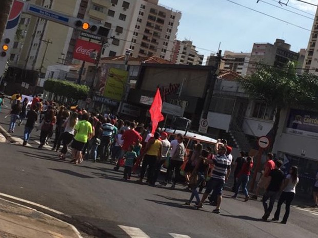 G1 Manifestantes fazem protesto contra governo Temer na região de Rio