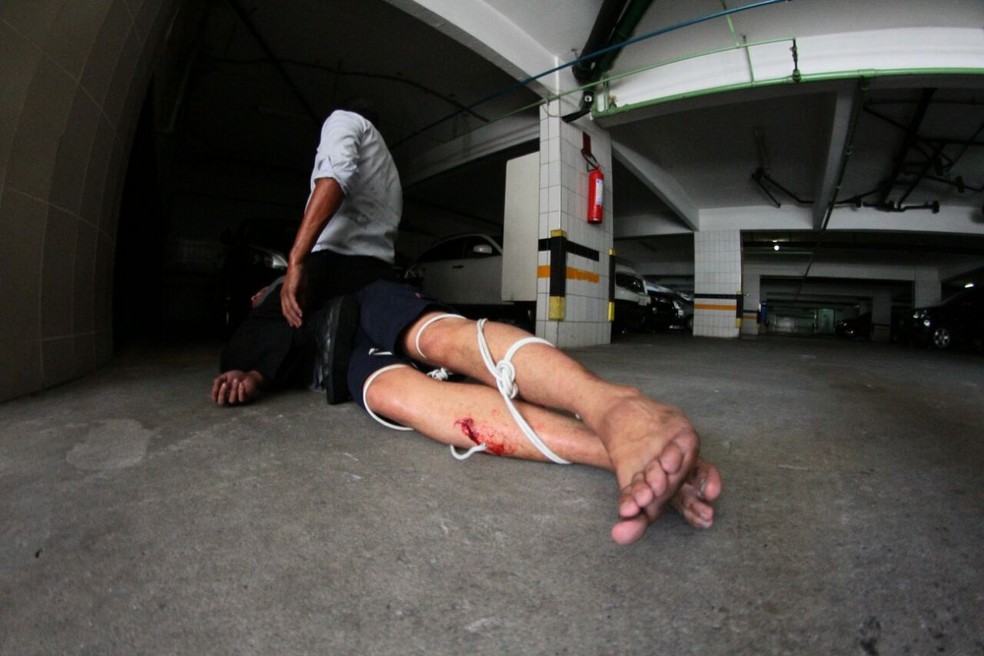 Um dos homens foi amarrado com cordas at&eacute; a chegada da pol&iacute;cia  (Foto: Marlon Costa/Pernambuco Press)