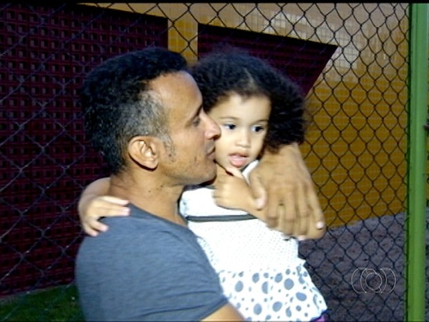 Pai se emociona ao encontrar a filha após ficar desaparecida por mais de 1h em Palmas (Foto: Reprodução/TV Anhanguera)