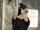 Kendall Jenner se irrita com paparazzi e faz gesto obsceno para câmeras