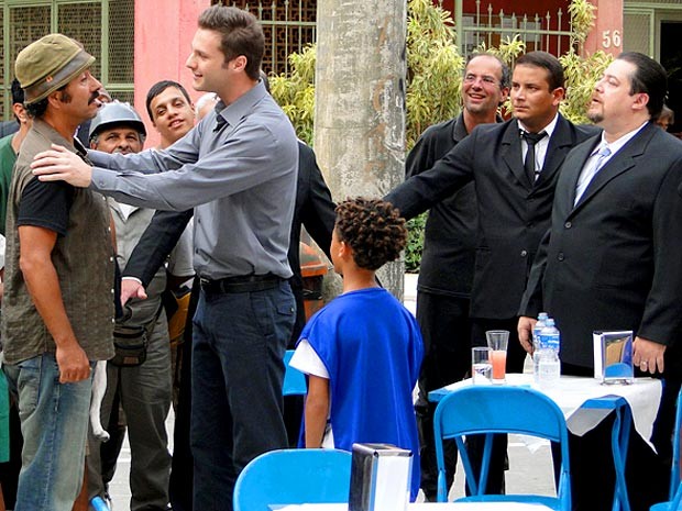 Sandro vai receber uma recompensa de milionário europu (Foto: Cheias de Charme / TV Globo)