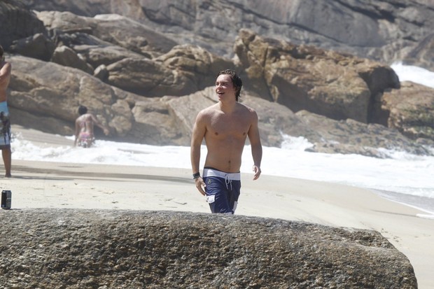 Integrante da banda Emblem3 na praia (Foto: Gabriel Reis e Delson Silva / AgNews)