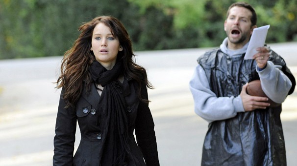 Bradley Cooper e Jennifer Lawrence desenvolvem uma estranha amizade celebrada comédia 'O Lado Bom da Vida' (Foto: Divulgação)