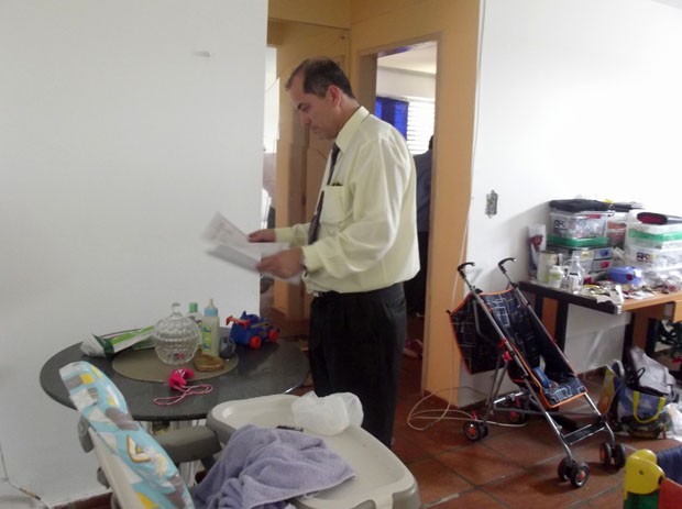 Delegado Silvio Fernando esteve no apartamento onde o bebê foi encontrado morto. (Foto: Fernanda Zauli/G1)