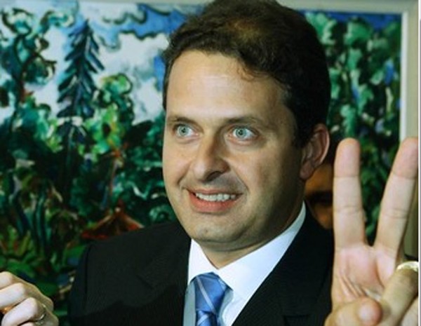 Eduardo Campos posa para foto em 2005, quando era ministro da Ciência e Tecnologia do governo do então presidente Luiz Inácio Lula da Silva  (Foto: (Foto: Joedson Alves/ Estadão Conteúdo/Arquivo))