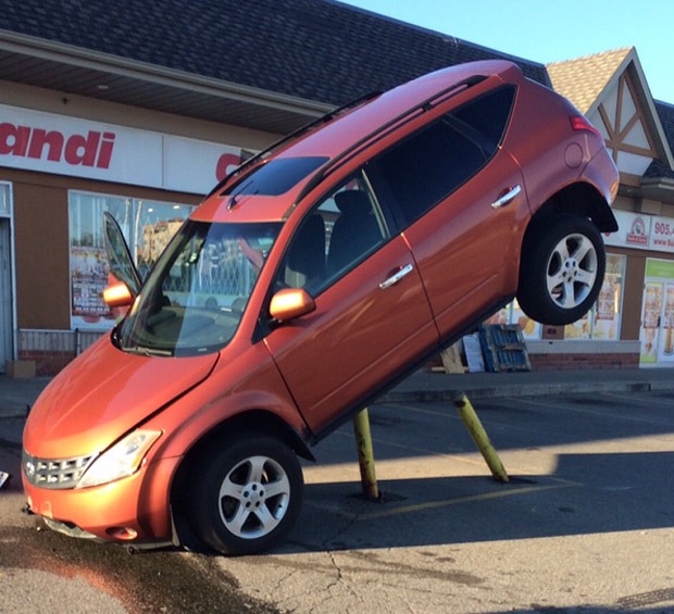 Motorista se envolveu em um acidente bizarro em Brampton (Foto: Reprodução/Twitter/Peel Regional Police)