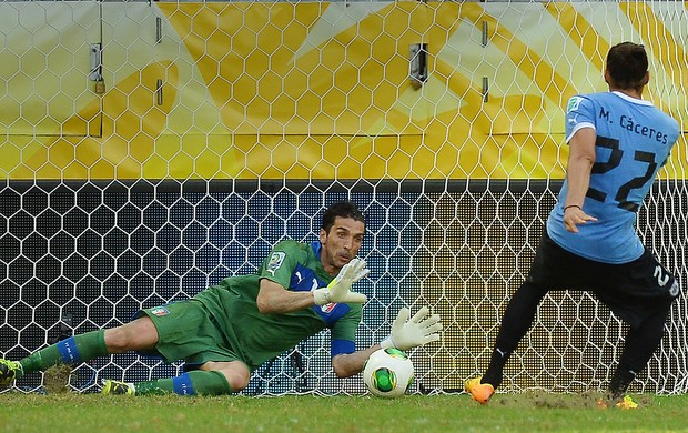 buffon caceres penalti italia x uruguai (Foto: AFP)