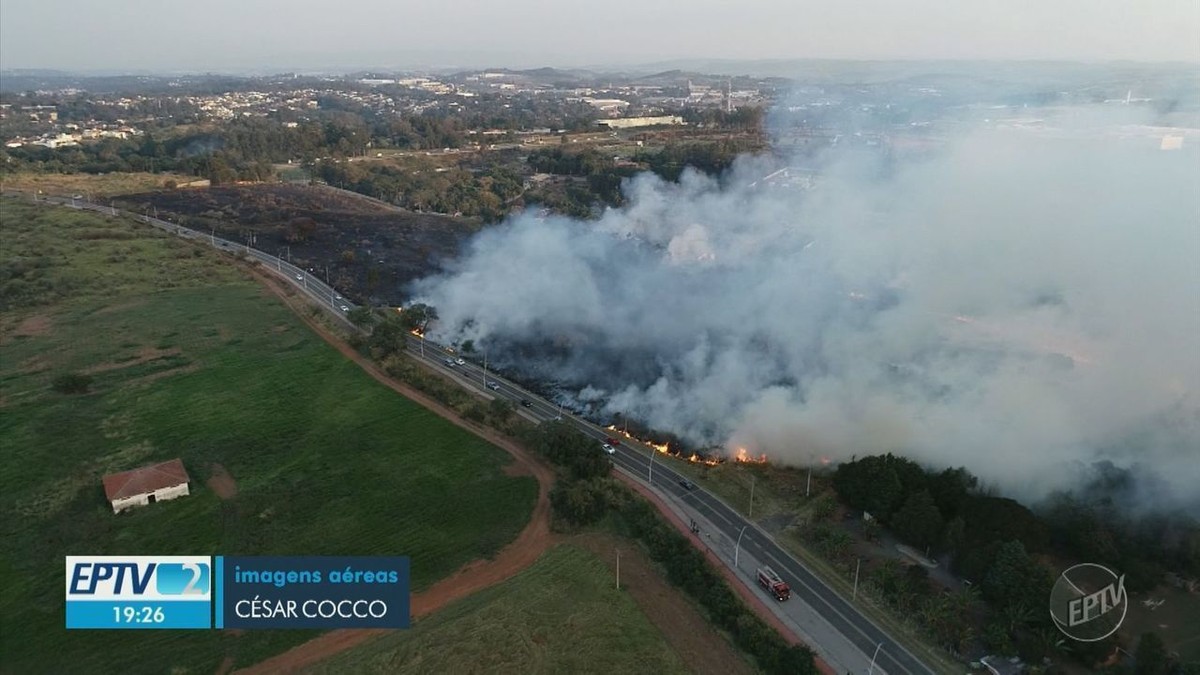 Fogo atinge áreas de mato em Campinas e Valinhos e mobiliza Bombeiros