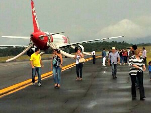 Passageiros disseram que saíram pelas portas de emergência da aeronave (Foto: Arquivo pessoal)