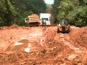 Em Oiapoque, atoleiros começaram a se formar após fortes chuvas na região (Foto: Reprodução/TV Amapá)