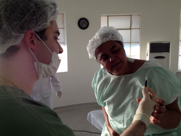Cirurgião mostrou, logo após a cirurgia, o pedaço do punhal que estava no ombro da paciente (Foto: Natália de Oliveira/G1)