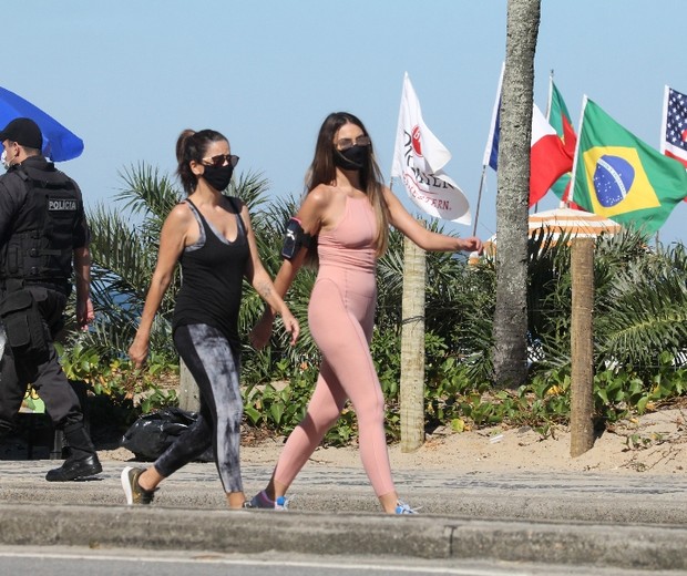 Patricia Poeta Caminha Na Orla De Ipanema Amiga Quem Quem News