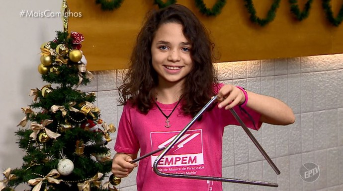 Heloa Azambuja é uma das integrantes do coral da Escola de Música de Piracicaba (Foto: reprodução EPTV)