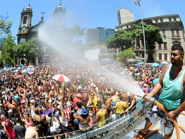 Caminhão pipa refresca os foliões do Bloco Fogo e Paixão (Foto: Alexandre Durão/G1)