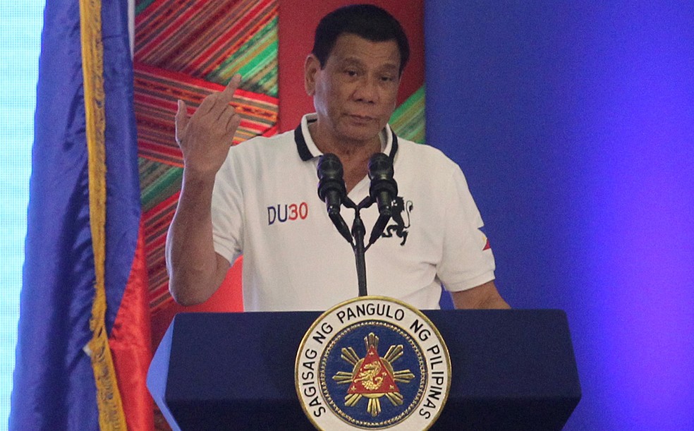 Rodrigo Duterte mostra o dedo médio em discurso contra a União Europeia (Foto: Lean Daval Jr./Reuters)